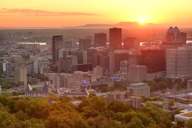 Silhouette du lever du soleil de Montréal vue du Mont Royal avec les toits de la ville le matin