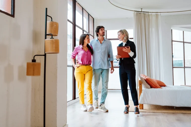 Un couple qui visite un logement en Angleterre